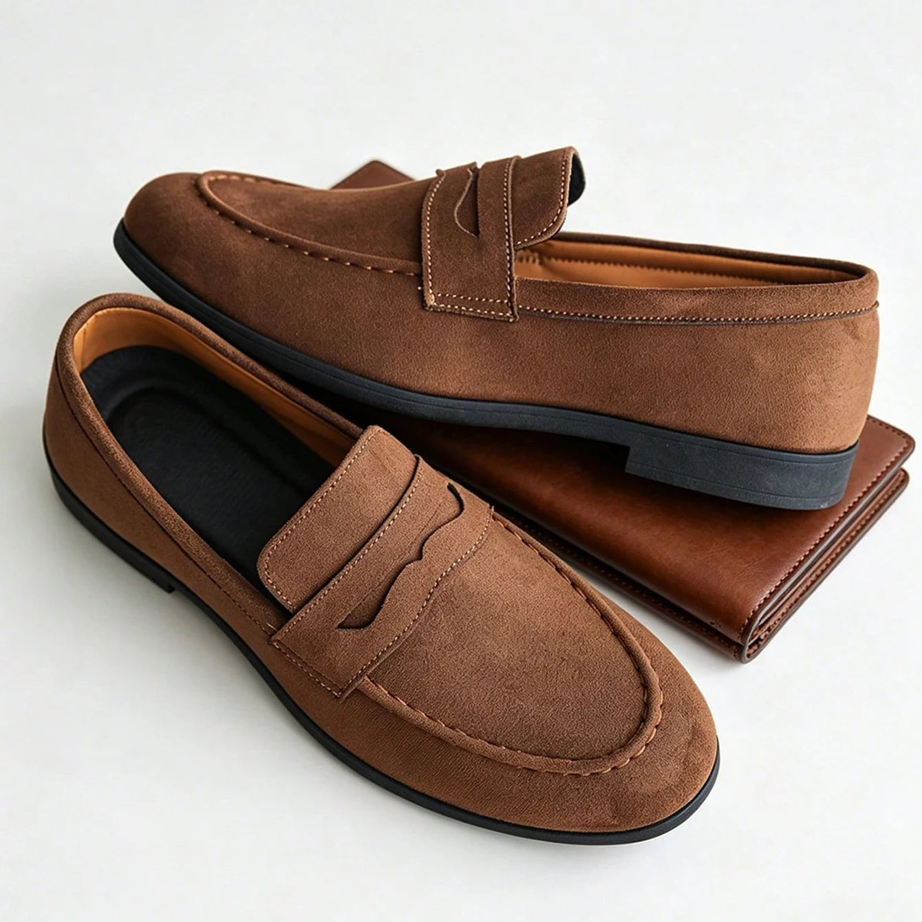 Loafer Masculino Downs Brown marrom em sintetico aspecto camurca, par com vista do interior