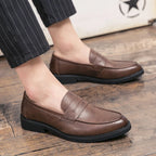 Homem usando o Loafer Eton Brown marrom