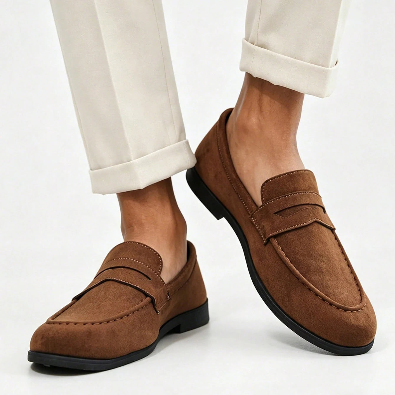 Homem em pe usando o Loafer Downs Brown marrom