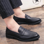 Homem usando o Loafer Eton Black preto