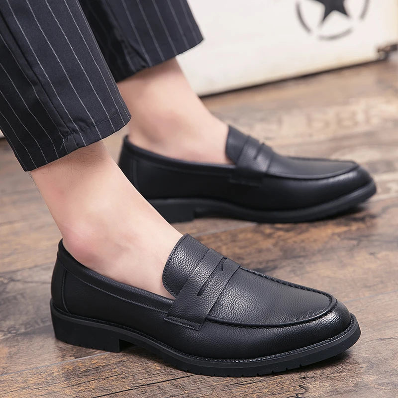 Homem usando o Loafer Eton Black preto