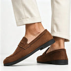 Homem caminhando na cidade usando o Loafer Downs Brown marrom