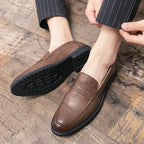 Loafer Eton Brown marrom em uso, mostrando o solado
