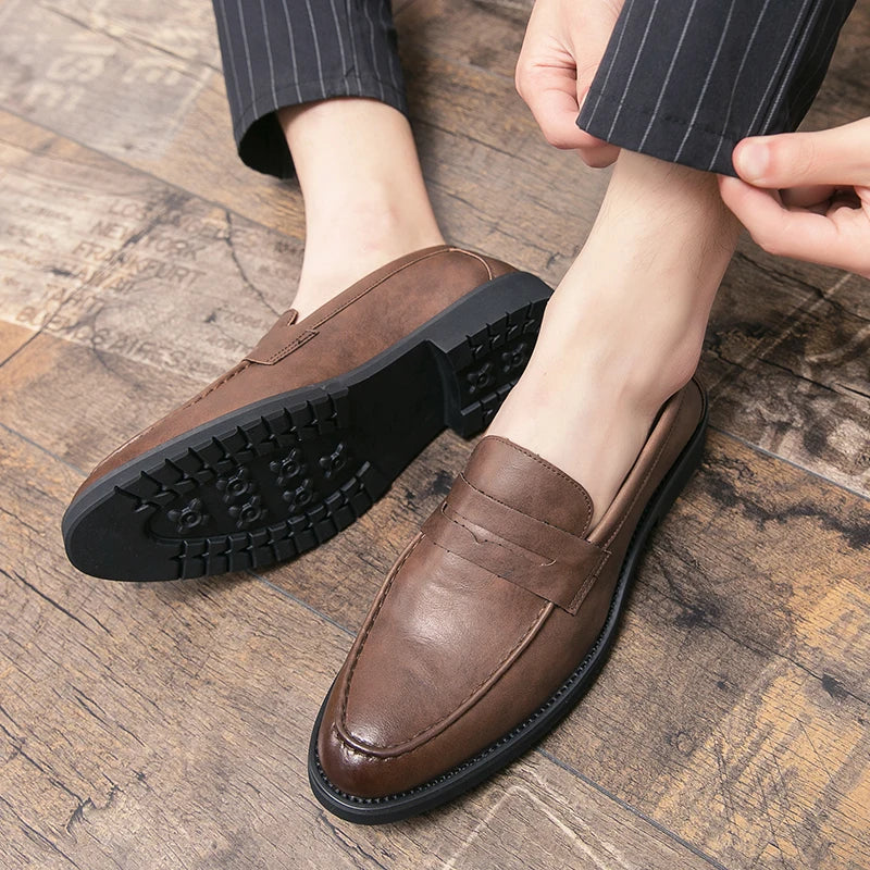 Loafer Eton Brown marrom em uso, mostrando o solado