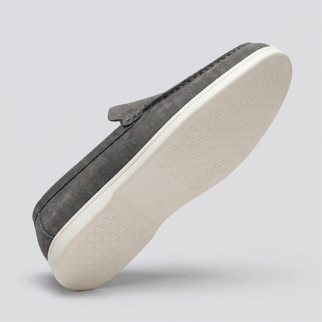 Mocassim Regent Grey cinza, frente com solado em espinha de peixe